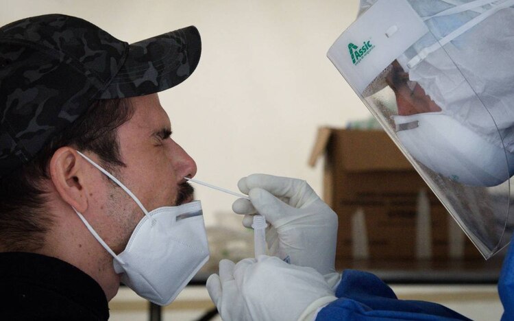 Realizarse una prueba COVID es importante para evitar contagios.