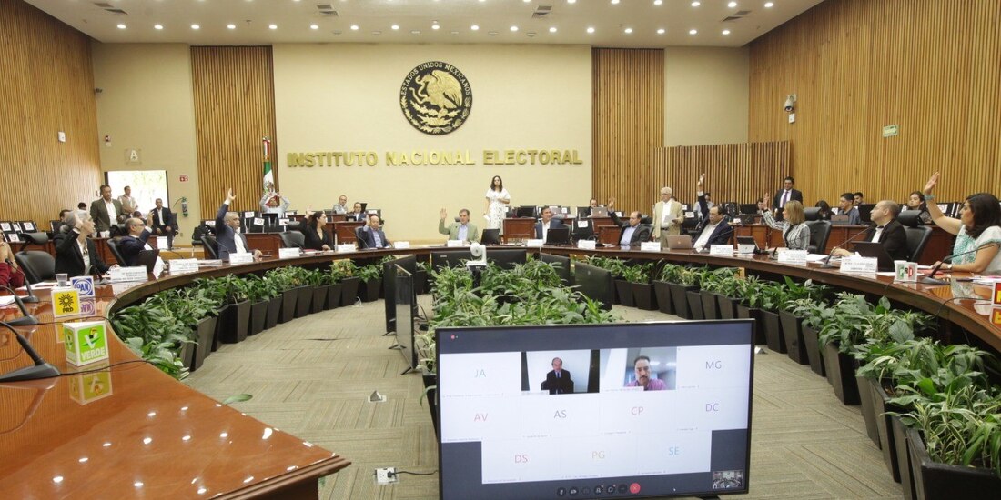 Consejeros del INE: José Roberto Ruiz, Martín Faz, Uuc Kib Espadas y Norma de la Cruz, se oponen.