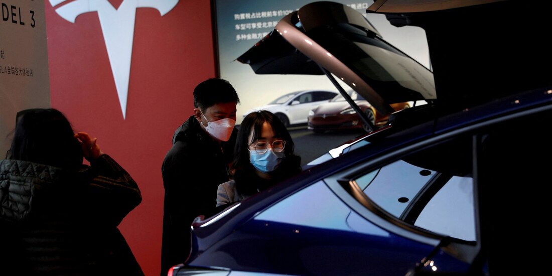 Visitantes con máscaras faciales revisan un vehículo utilitario deportivo (SUV) Tesla Model Y fabricado en China en la sala de exhibición del fabricante de vehículos eléctricos en Beijing, China, el 5 de enero de 2021