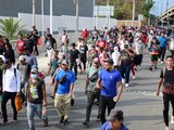 Migrantes hartos de esperar respuesta por parte de la autoridades del INM a sus trámites para obtener su visa humanitaria partieron en caravana rumbo al municipio de Huixtla