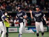 Park Kun-woo de Corea del Sur celebra con Park Have-min, a la derecha, y Park Byung-ho después de conectar un grand slam durante la cuarta entrada del juego del Grupo B de la primera ronda entre Corea del Sur y China en el Clásico Mundial de Béisbol (WBC) en el Tokyo Dome de Tokio, Japón, el lunes 13 de marzo de 2023. (Foto AP/Eugene Hoshiko)