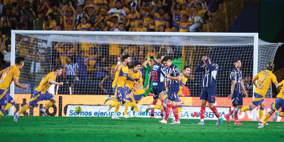 Jugadores de Tigres celebran uno de sus goles el torneo pasado.