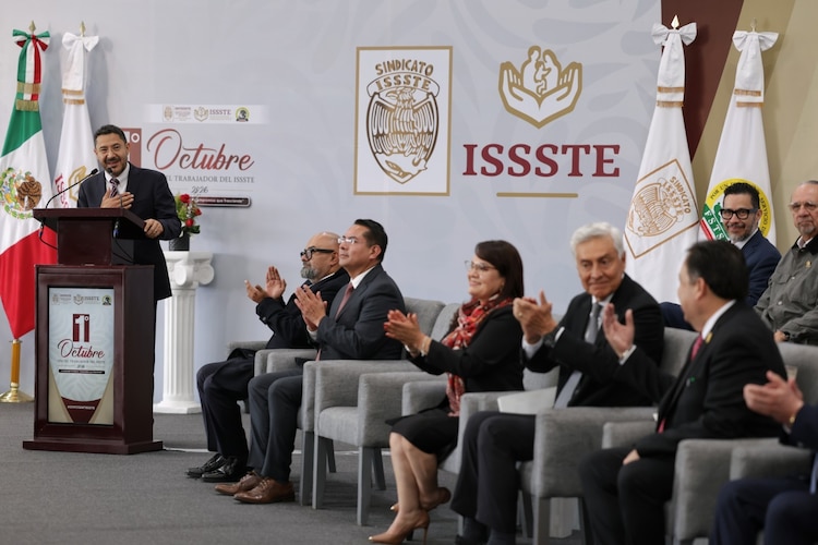 El titular del ISSSTE anuncia el acuerdo para las Condiciones Generales de Trabajo junto al dirigente del SNTISSSTE, Roberto Javier Gómez Gómez.