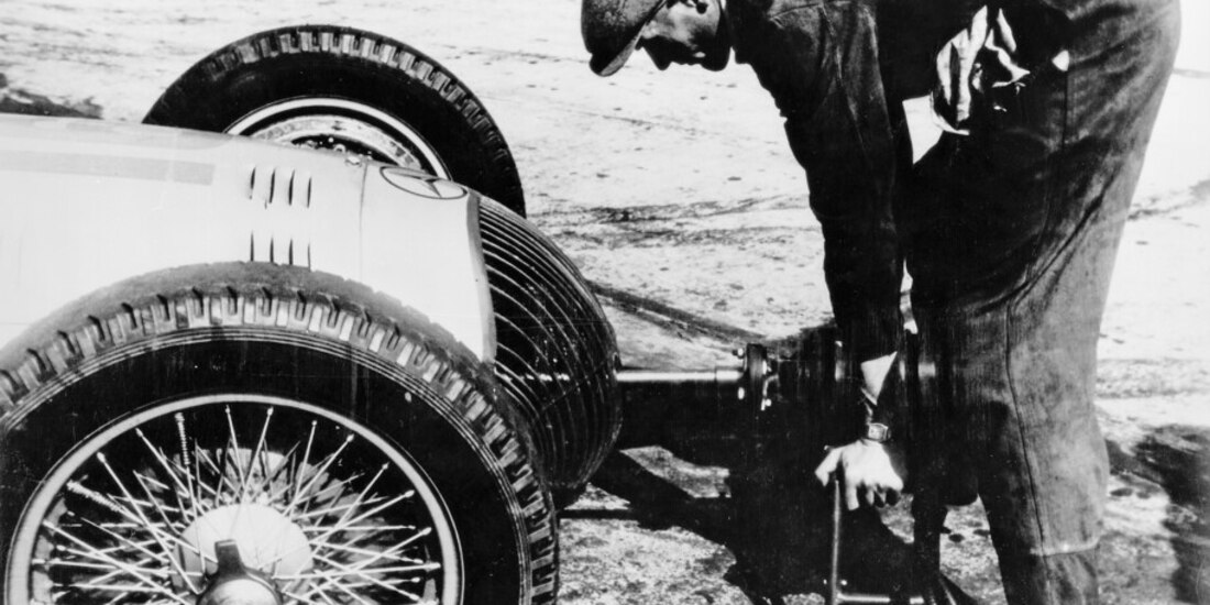 Un generador eléctrico se daba a la tarea de arrancar el motor.