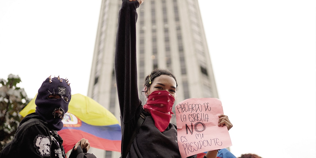 Una manifestante en apoyo al izquierdista Iván Cepeda, en Bogotá, ayer.