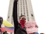Una manifestante en apoyo al izquierdista Iván Cepeda, en Bogotá, ayer.
