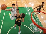 Jayson Tatum de los Celtics de Boston (0) salta para anotar contra Klay Thompson de los Warriors de Golden State (11) en el cuarto juego de las finales de la NBA en Boston.