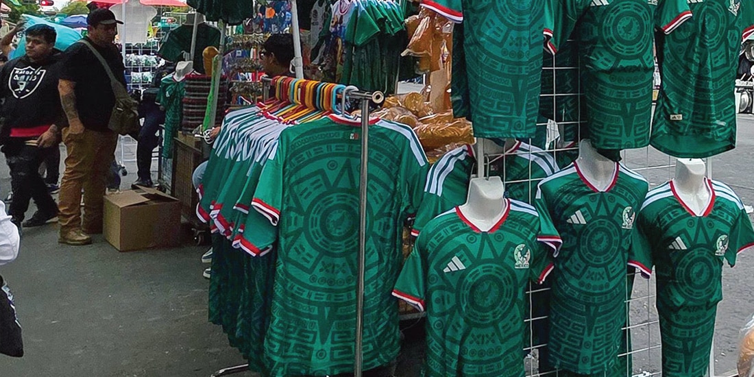 Puesto de playeras en el Centro Histórico.