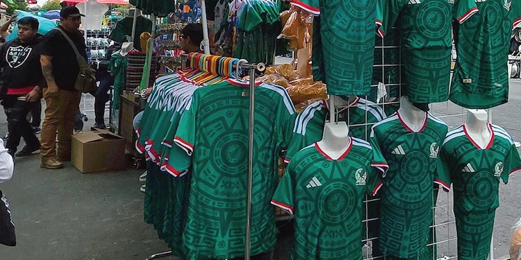 Puesto de playeras, ayer, en el Centro Histórico.