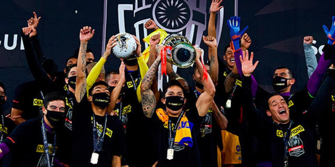 Jugadores de Tigres festejan tras coronarse en la Concachampions el año pasado.