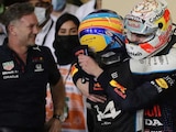 Christian Horner, jefe de Red Bull, observa a Checo Pérez el pasado 12 de diciembre después del Gran Premio de Abu Dhabi de F1.