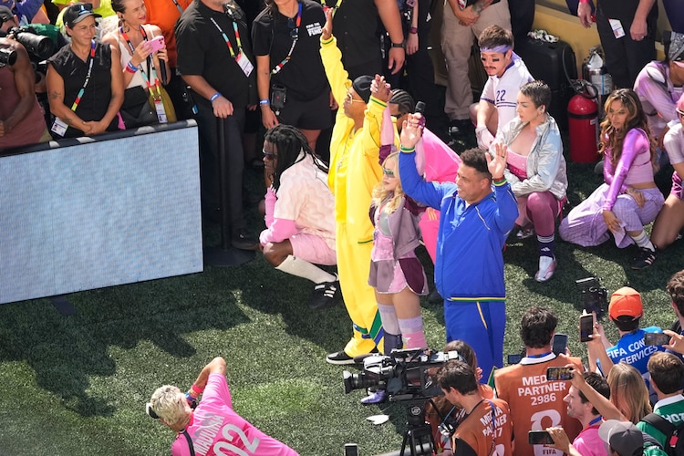 Madonna con Ronaldinho y Ronaldo en el show de medio tiempo del Mundial 2026