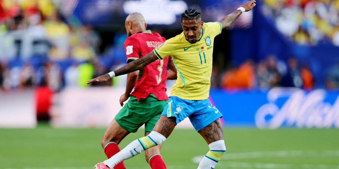Noussair Mazraoui y Raphinha disputan un balón en el duelo entre Brasil y Marruecos en la Copa del Mundo 2026.