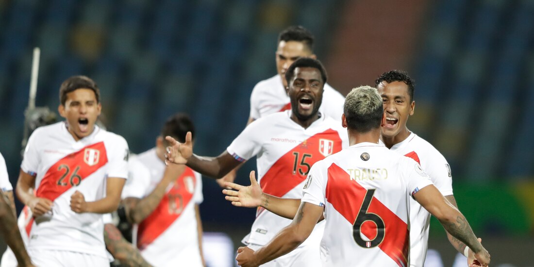 Jugadores de Perú festejan tras vencer a Paraguay en penaltis en los cuartos de final de la Copa América 2021.