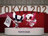 Las estatuas de Miraitowa (izquierda) y Someity, las mascotas de los Juegos Olímpicos de Tokio 2020 y los Paraolímpicos, el pasado 14 de abril.