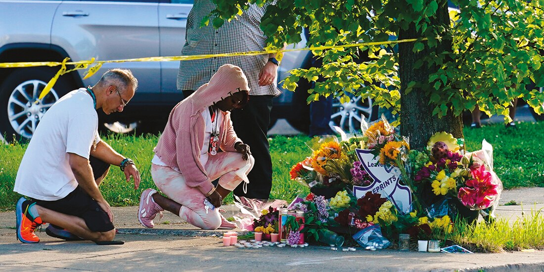 Habitantes de Buffalo honran a las víctimas del tiroteo en un supermercado, ayer.