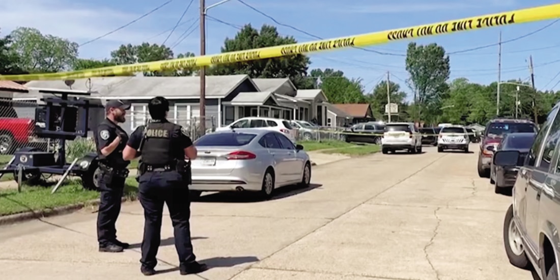 Policías acordonan, ayer, una calle donde ocho menores fueron asesinados.