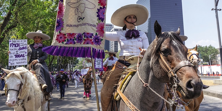 Mujeres charras también se unieron a las protestas.