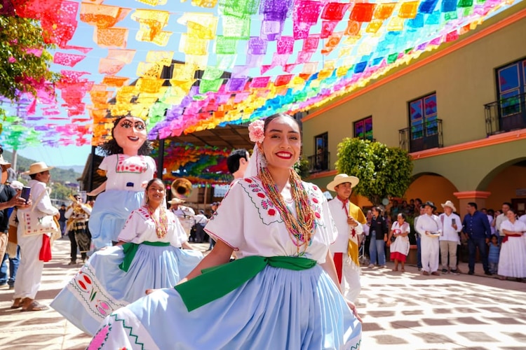 Danzantes de la Guelaguetza Serrana San Melchor Betaza.