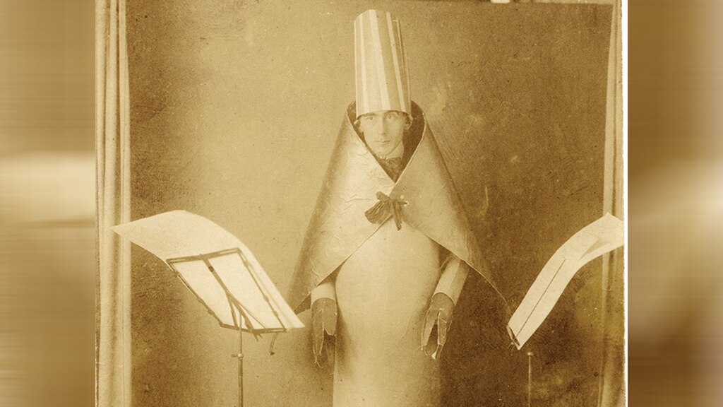 Hugo Ball con un disfraz cubista.