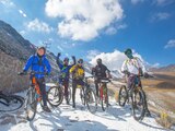 Un grupo de turistas, durante un viaje en bicicleta al Nevado de Toluca.