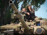 Militares ucranianos esperan órdenes encima de un tanque ante la embestida de los soldados rusos, ayer, en la región de Donetsk.