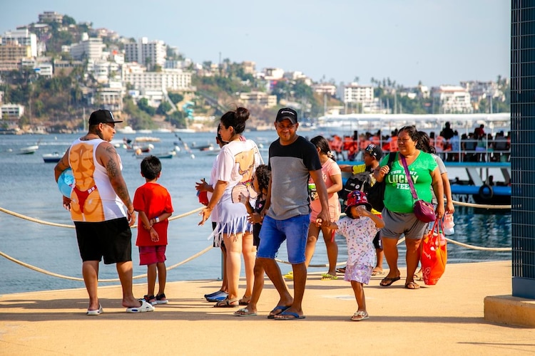 Visitantes nacionales y extranjeros disfrutan de la riqueza cultural y natural de Taxco de Alarcón.