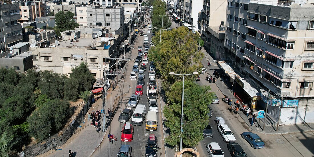 Palestinos dejan la zona norte de la Franja, ayer, ante la inminente incursión israelí.