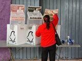 Una persona deposita sus votos en las urnas dispuestas para las elecciones del pasado domingo 6 de junio.