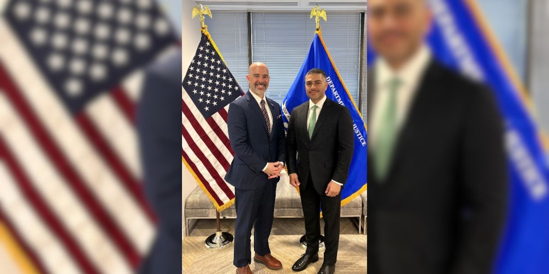 Omar García Harfuch, titular de la SSPC (der.) se reúne con Terrance Cole, titular de la DEA (izq.).