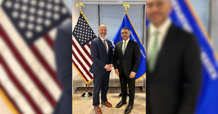 Omar García Harfuch, titular de la SSPC (der.) se reúne con Terrance Cole, titular de la DEA (izq.).