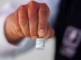 Un médico muestra la vacuna que llegó al país para arrancar el plan de vacunación.