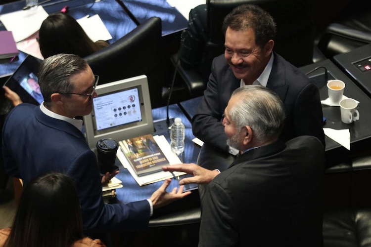 Los senadores José Ramón Gómez
Leal, Ignacio Mier y Adán Augusto conversaron durante la Sesión Plenaria en el Senado de la República, en 2025