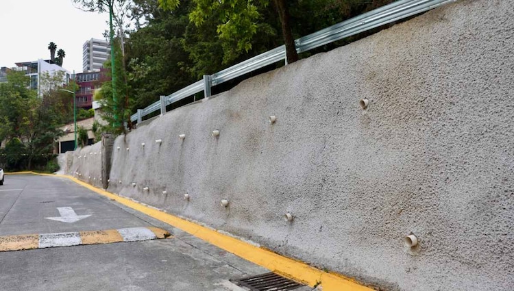 Las cuadrillas de infraestructura intervinieron laderas y la cinta asfáltica en la zona de Bosques de la Herradura.
