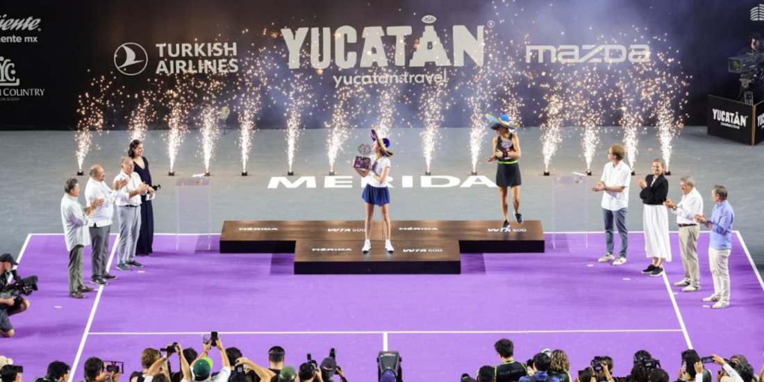 Cristina Bucsa levantando el trofeo del Mérida WTA 500.
