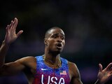 El estadounidense Quincy Hall festejó su victoria en el Stade de France.