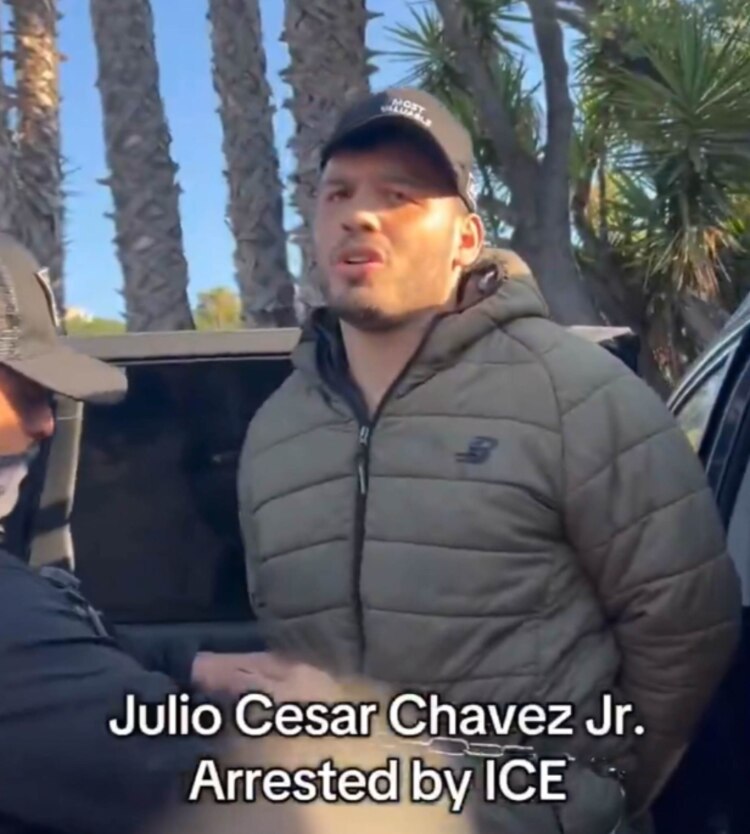 Momento exacto del arresto de Julio César Chávez Jr., el miércoles en Los Ángeles.