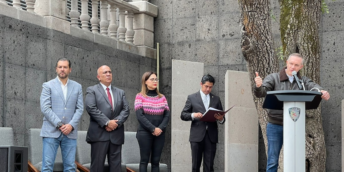 El exalcalde, Adrián Rubalcava, durante la desvelación de tres obras, antier.