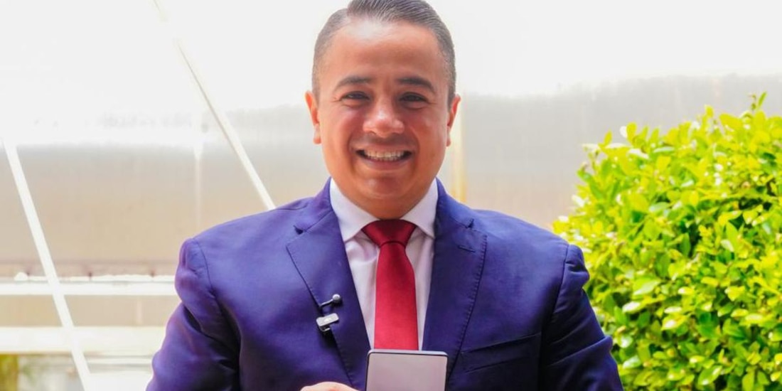 Janecarlo Lozano recibe reconocimiento como Egresado Destacado del IPN.