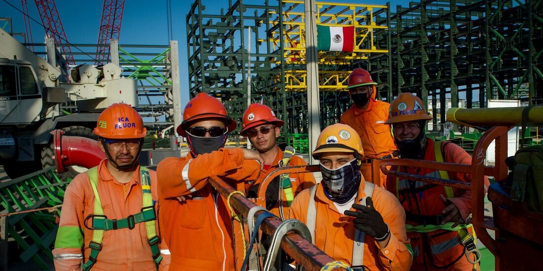 Trabajadores que construyen la refinería Dos Bocas, el 30 de abril.