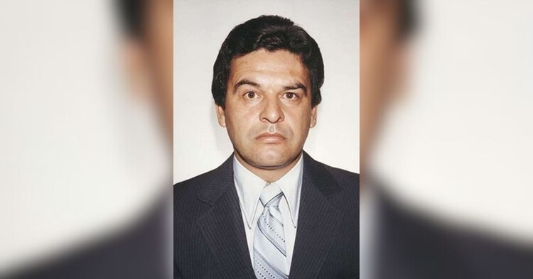 El agente de la DEA Enrique Camarena, quien fue asesinado; se culpa al narcotraficante Rafael Caro Quintero por este hecho.