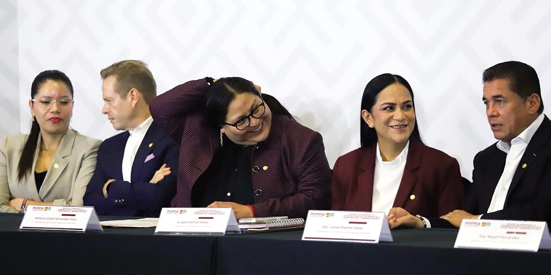 Citlalli Hernández y Ariadna Montiel (3.a y 4.a de izq. a der.) ayer.