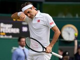 Roger Federer se seca el sudor durante su partido contra Hubert Hurkacz en los cuartos de final de Wimbledon.