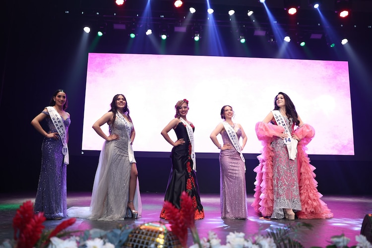 Un total de 20 jóvenes de distintas comunidades mostraron su talento y carisma durante la gala inspirada en los años 70.
