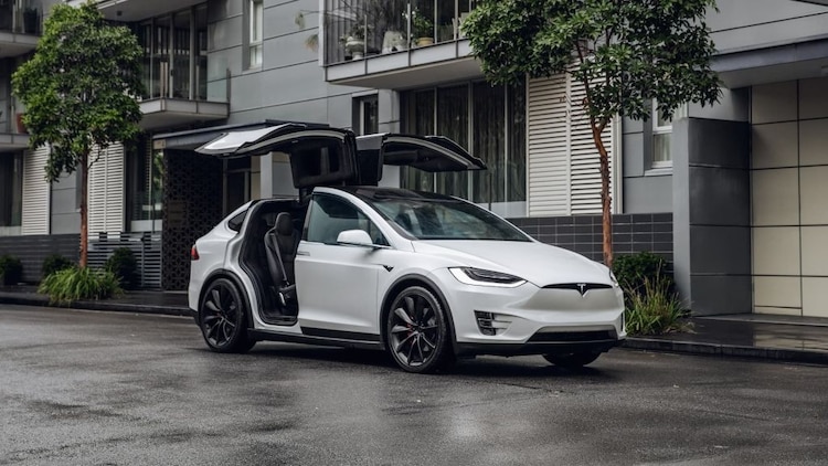 Las puertas delanteras del Tesla Model X se abren y cierran automáticamente, mientras que las traseras se abren hacía arriba.