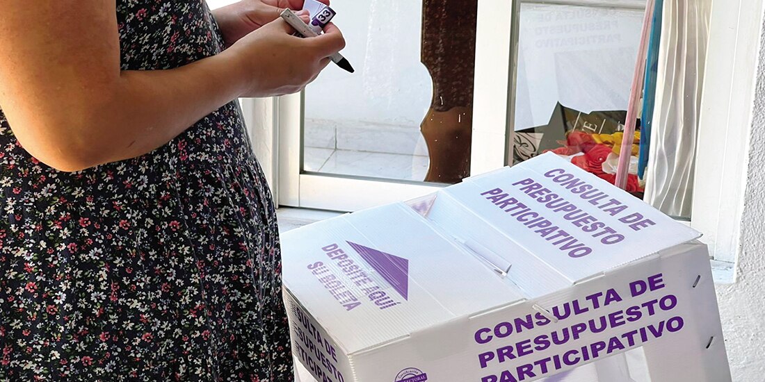 Una mujer con su boleta, ayer, en la consulta participativa.