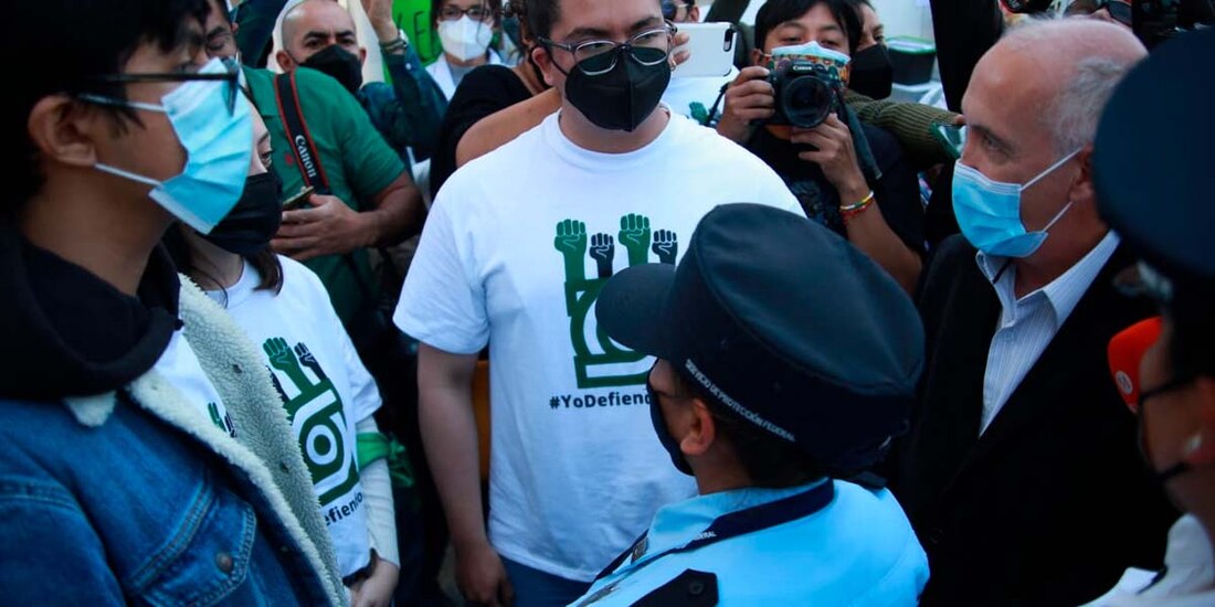 Alrededor de las 13:15 horas, mujeres, integrantes del SPF, comenzaron a ingresar al plantel sin la resistencia de los presentes