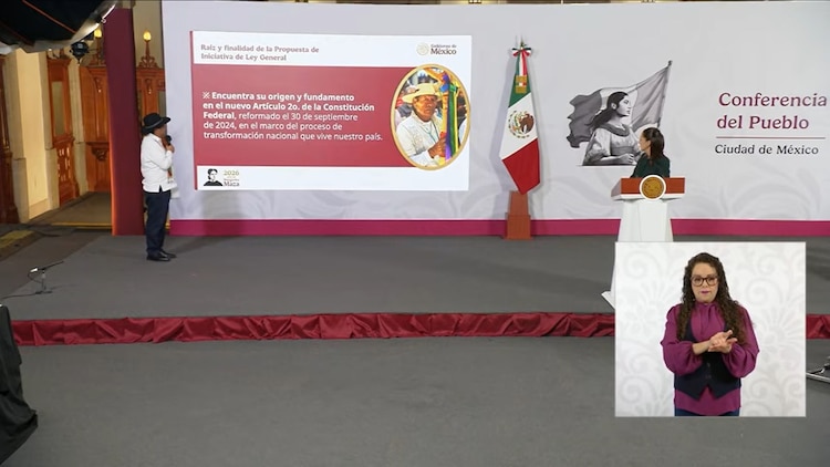 Adelfo Regino Montes, director general del Instituto Nacional de Pueblos Indígenas, esta mañana en Palacio Nacional.