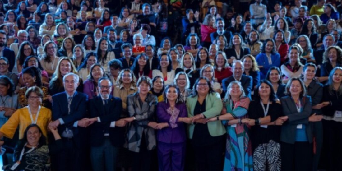 Clara Brugada junto a secretarias e invitadas ayer en el foro sobre cuidados.