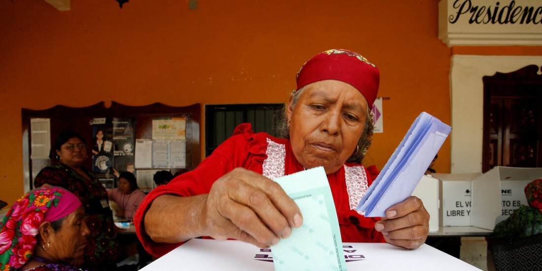 Una mujer emite su voto en San Bartolomé Quialana, Oaxaca.